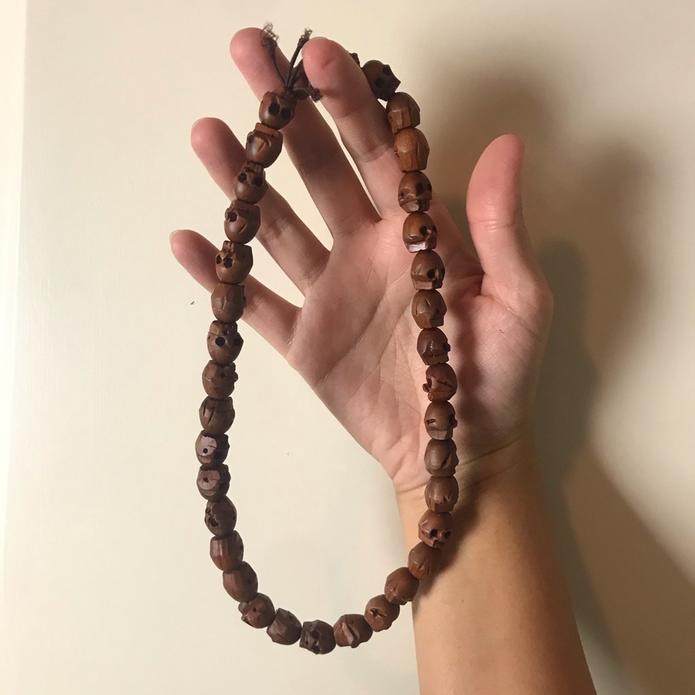 Wooden skull bead stretch necklace